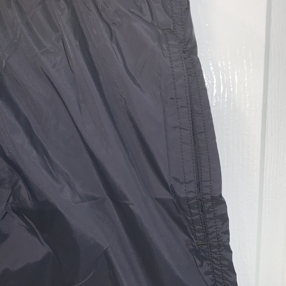 Solid & Striped men’s weekend short in navy - Picture 2 of 7